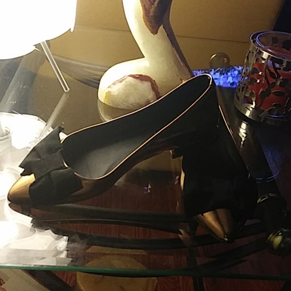 Brand new women metallic gold shoe